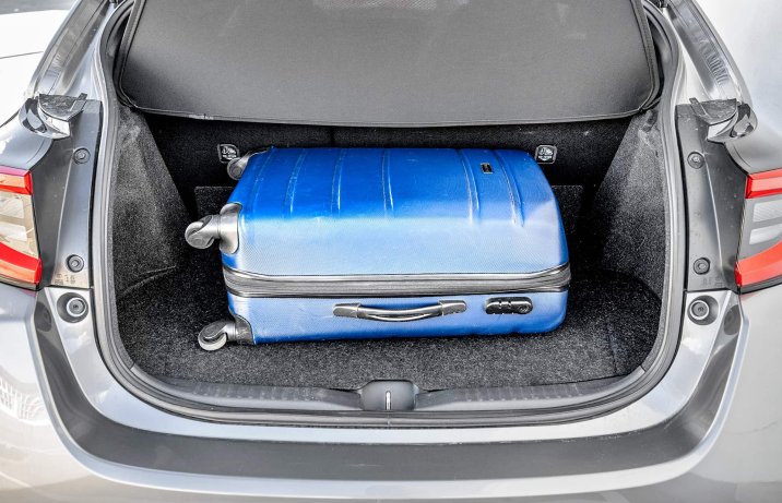 Toyota GR Yaris 1.6 Turbo 8 A/T Gazoo Racing Direct – bagażnik z walizką