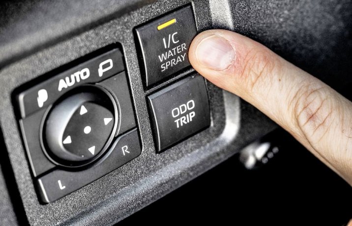 Toyota GR Yaris 1.6 Turbo 8 A/T Gazoo Racing Direct – przycisk do chłodzenia intercoolera