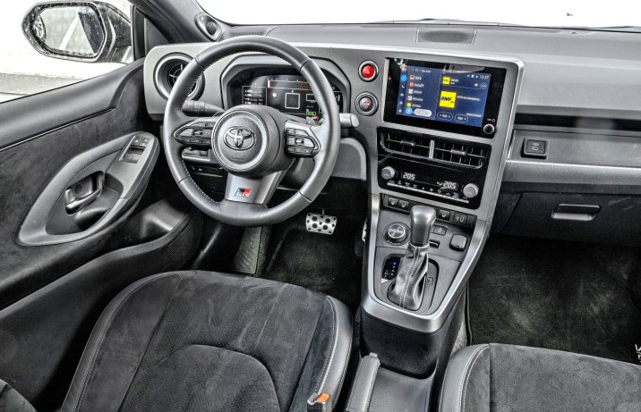 Toyota GR Yaris 1.6 Turbo 8 A/T Gazoo Racing Direct – deska rozdzielcza