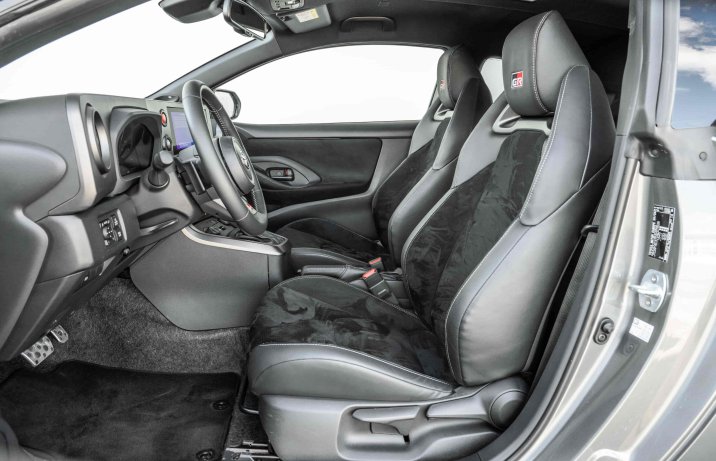 Toyota GR Yaris 1.6 Turbo 8 A/T Gazoo Racing Direct – fotele