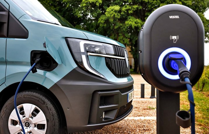 Nowe Renault Master E-Tech – ładowanie