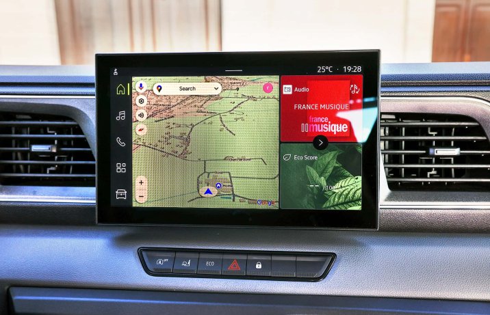 Nowe Renault Master 20205 – wnętrze, ekran z mapą