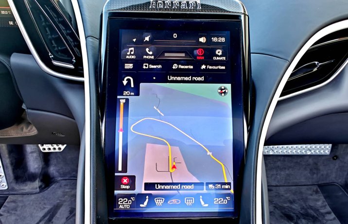 Ferrari Roma Spider 2025 – ekran centralny