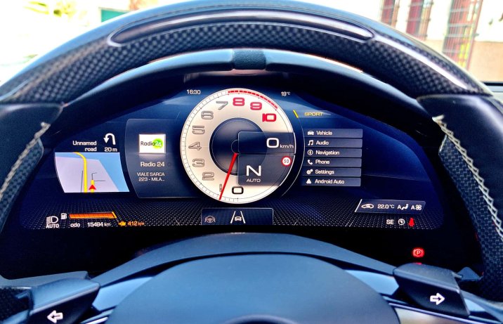 Ferrari Roma Spider 2025 – cyfrowe wskaźniki