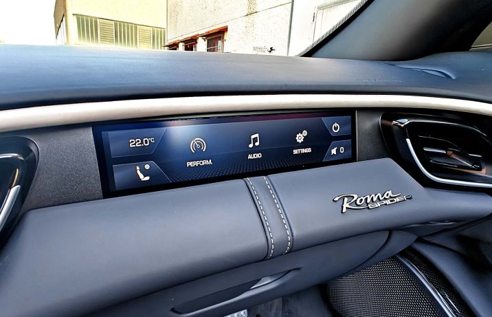 Ferrari Roma Spider 2025 – ekran przed pasażerem