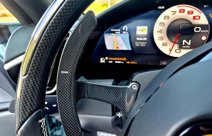 Ferrari Roma Spider 2025 – łopatki przy kierownicy