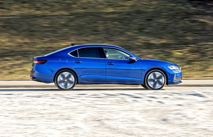 Skoda Superb 2.0 TSI 4x4 (2025) – test – bok