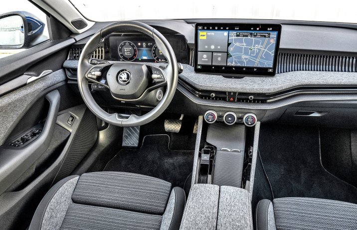 Skoda Superb 2.0 TSI 4x4 (2025) – test – deska rozdzielcza