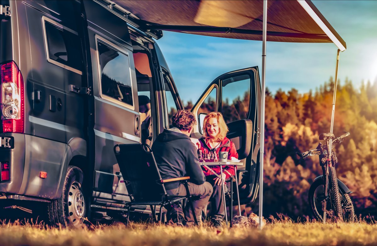 Vanlife, czyli sposób na życie? Przeprowadzka do kampera brzmi kusząco, ale nie jest dla wszystkich. Co trzeba wiedzieć?