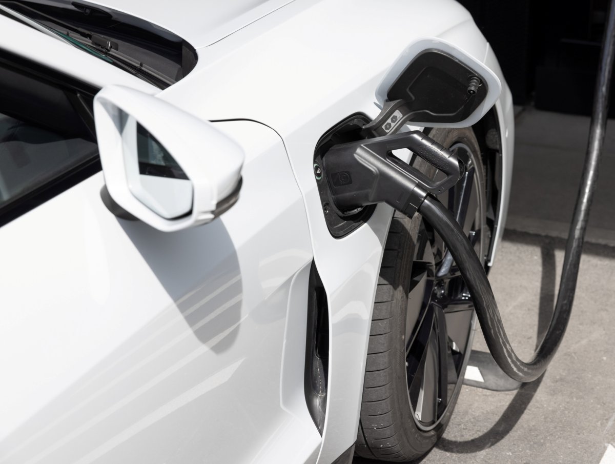 Sprzedaż nowych aut w Polsce od stycznia do kwietnia 2025 r. – kolejne wzrosty i rekordowe wyniki elektryków i hybryd plug-in