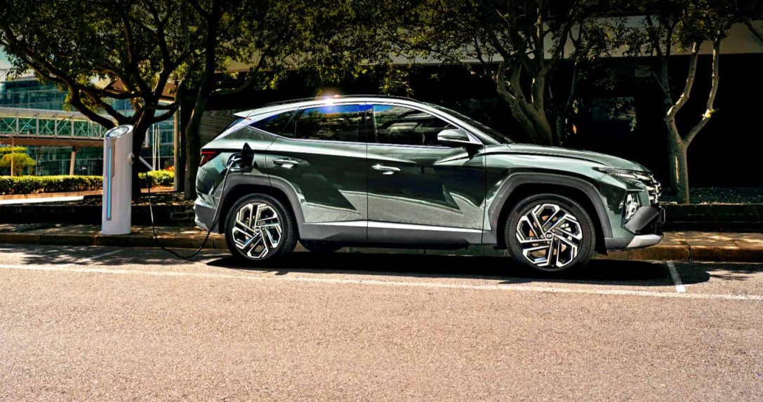 Hyundai Tucson IV PHEV – bok, w trakcie ładowania