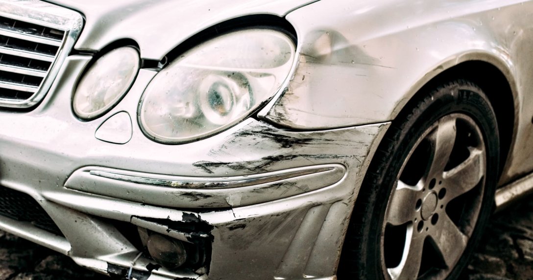 uszkodzony Mercedes klasy E – przód