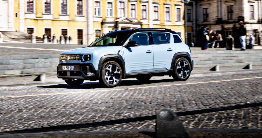 Nowe Renault 4 – w ruchu, przód i bok