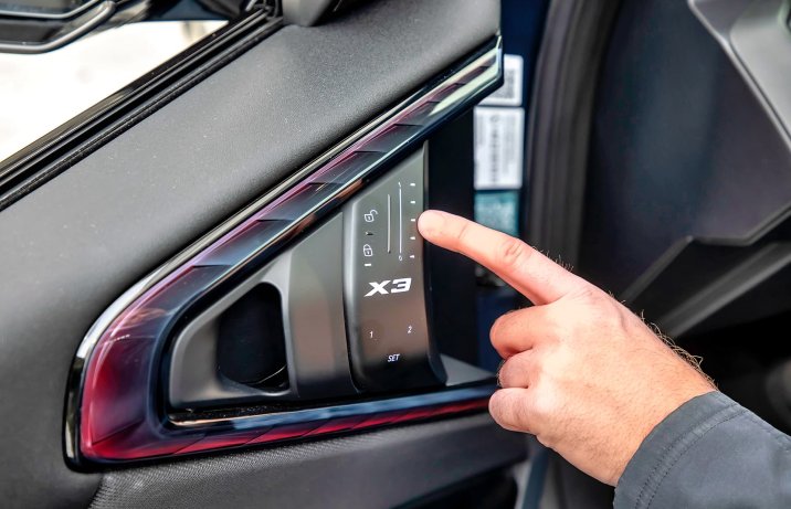BMW X3 IV (G45) 20 xDrive – wnętrze, panel sterowania na drzwiach