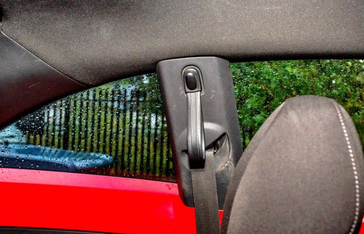 Volkswagen Beetle (5C) – uchwyt na słupku B