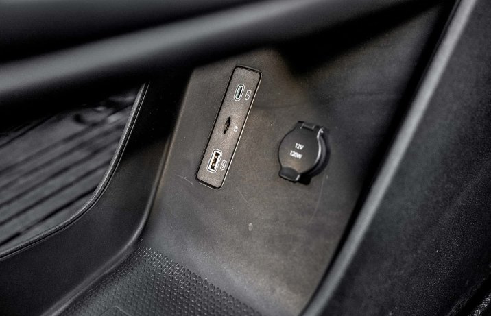 BYD Atto 2 Boost – deska rozdzielcza, gniazda USB i 12 V