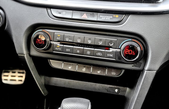 Kia Ceed Kombi 1.5 T-GDI 7DCT GT-Line (2025) - test - konsola środkowa