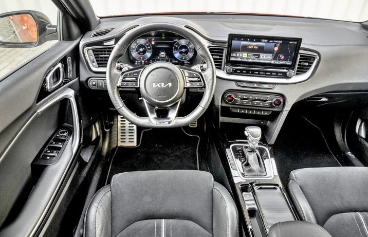 Kia Ceed Kombi 1.5 T-GDI 7DCT GT-Line (2025) - test - kokpit