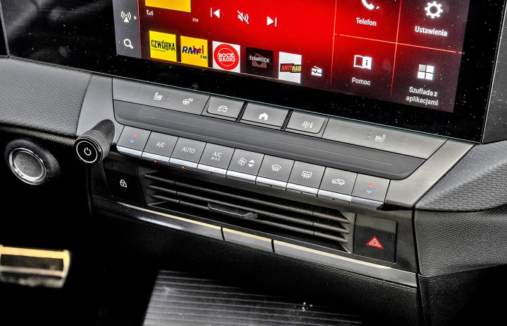 Opel Astra ST 1.5 Diesel A8 (2025) - test - konsola środkowa