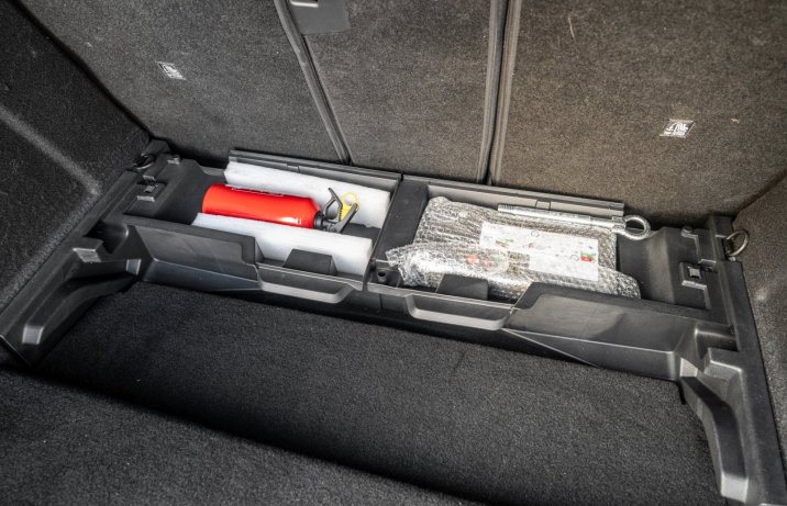 Opel Astra ST 1.5 Diesel A8 (2025) - test - pod podłogą bagażnika