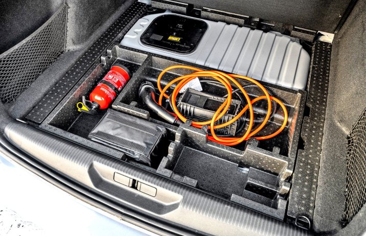 Peugeot 308 SW Plug-in Hybrid 180 EAT8 (2025) - test - pod podłogą bagażnika