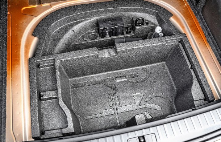 Skoda Octavia Combi 1.5 TSI mHEV DSG 150 (2025) - test - pod podłogą bagażnika