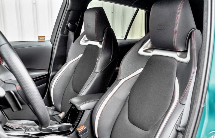 Toyota Corolla TS Kombi 2.0 Hybrid e-CVT (2025) - test - fotele