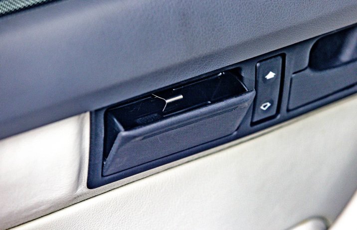 BMW M5 (E34) – wnętrze, popielniczka