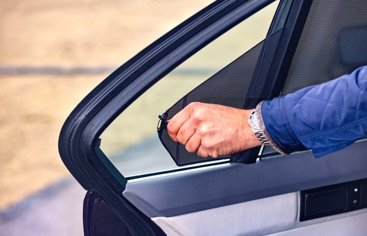 BMW M5 (E34) – wnętrze, roleta w bocznym, tylnym oknie