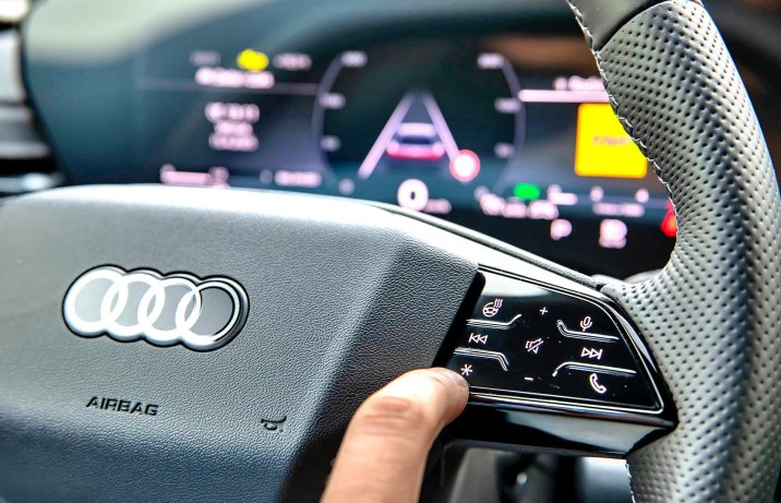 Audi Q5 III 2.0 TDI quattro S tronic – deska rozdzielcza, panel sterowania na kierownicy