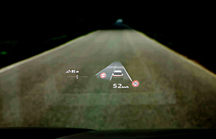 Audi Q5 III 2.0 TDI quattro S tronic – deska rozdzielcza, head-up-display