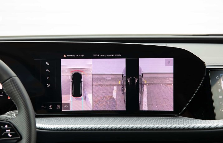 Audi Q5 III 2.0 TDI quattro S tronic – deska rozdzielcza, widok z kamer 360 stopni