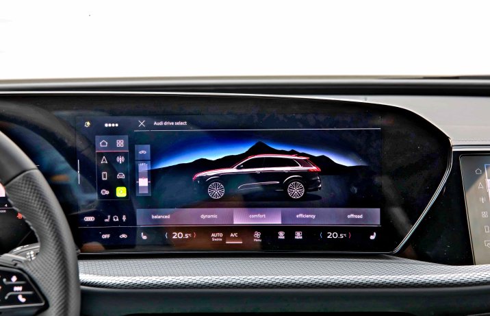 Audi Q5 III 2.0 TDI quattro S tronic – deska rozdzielcza, ekran z trybami jazdy