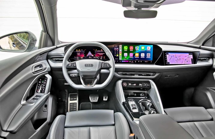 Audi Q5 III 2.0 TDI quattro S tronic – deska rozdzielcza