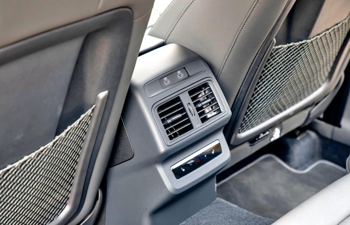 Audi Q5 III 2.0 TDI quattro S tronic – gniazda i nawiewy z tyłu