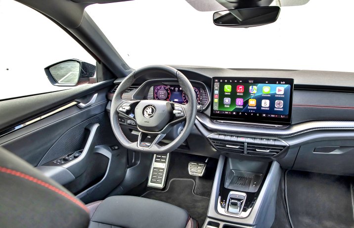 Skoda Octavia RS (2025) – kokpit
