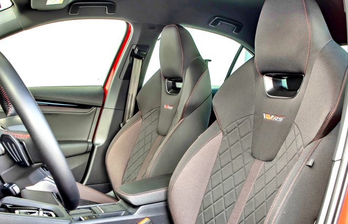 Skoda Octavia RS (2025) – fotele