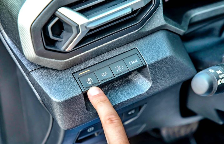 Dacia Bigster hybrid 155 Journey 2025 – deska rozdzielcza, wyłączanie asystenta znaków drogowych