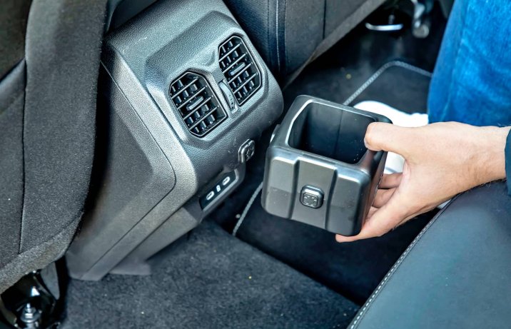 Dacia Bigster hybrid 155 Journey – wnętrze, dodatkowy uchwyt na napoje