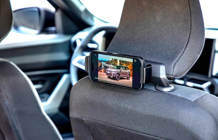 Dacia Bigster hybrid 155 Journey – wnętrze, wspornik na zagłówek z uchwytem na telefon