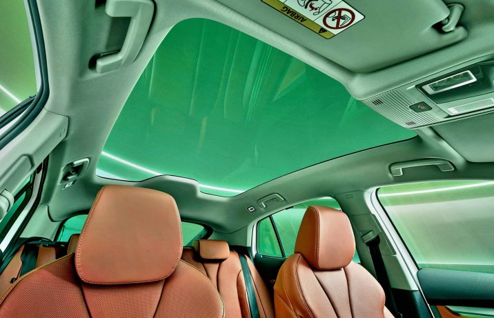 Skoda EnyaqFL 2025 – wnętrze, szklany dach