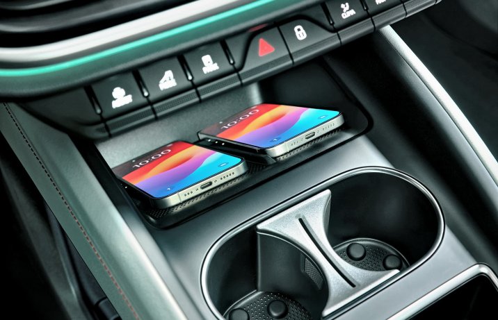 Skoda EnyaqFL 2025 – wnętrze, półka na smartfony