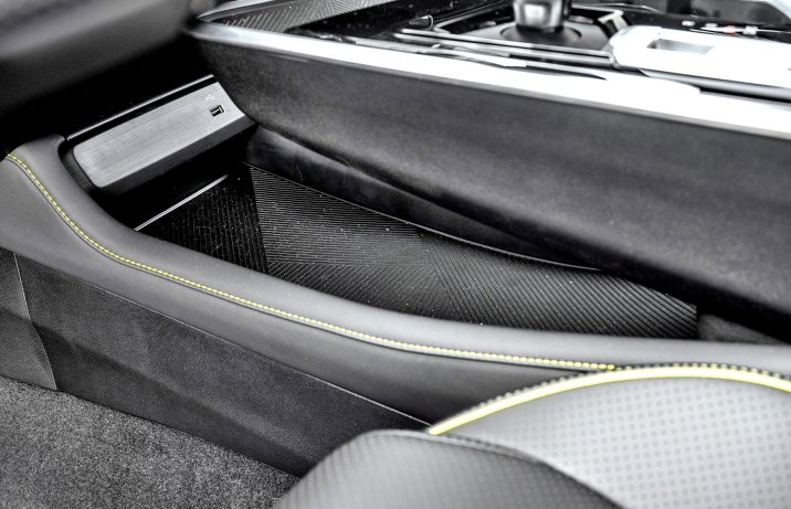 BAIC Beijing 5 1.5T – schowek pod konsolą