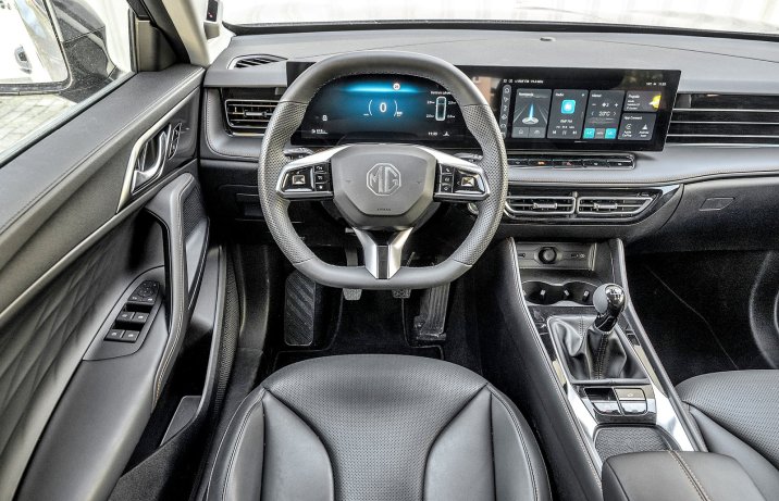 MG HS 1.5T AUT (2025) - test - kokpit