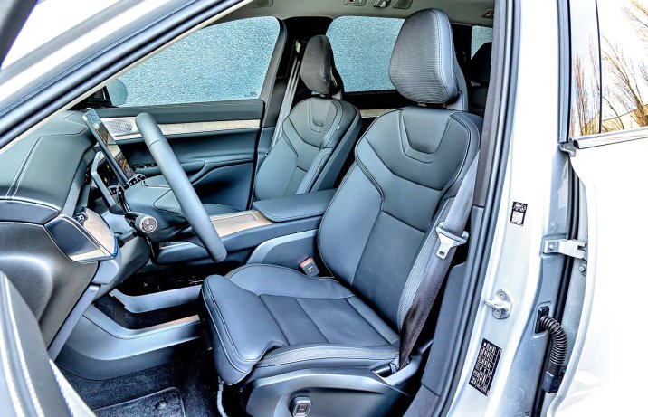 Volvo EX90 Twin Motor Performance Ultra 2025 – fotele z przodu