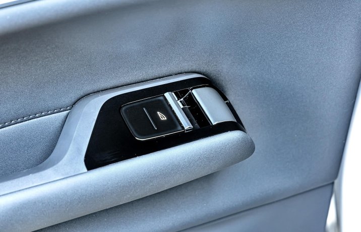 Volvo EX90 Twin Motor Performance Ultra 2025 – wnętrze, klamka, sterowanie szybami