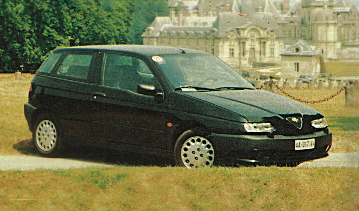 Alfa Romeo 145: w pogoni za oryginalnością – prezentacja i wrażenia z jazdy | „Motor” 40/1994