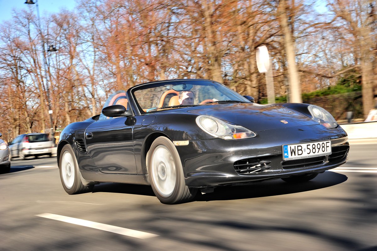 Używane Porsche Boxster I (986) – z czasem zyskało uznanie. Dobry sposób na wejście do świata legendarnej marki, choć tanio i tak nie będzie