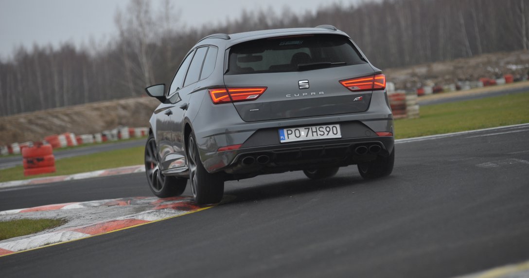 jadacy na torze seat leon leon III cupra st