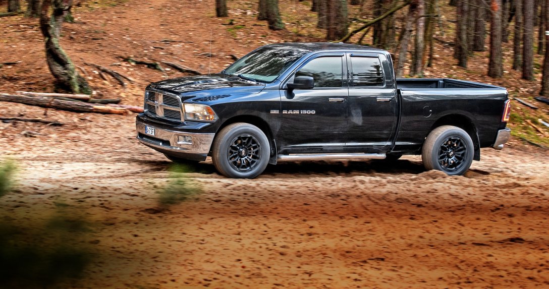 dodge ram w lesie ujęcie z boku